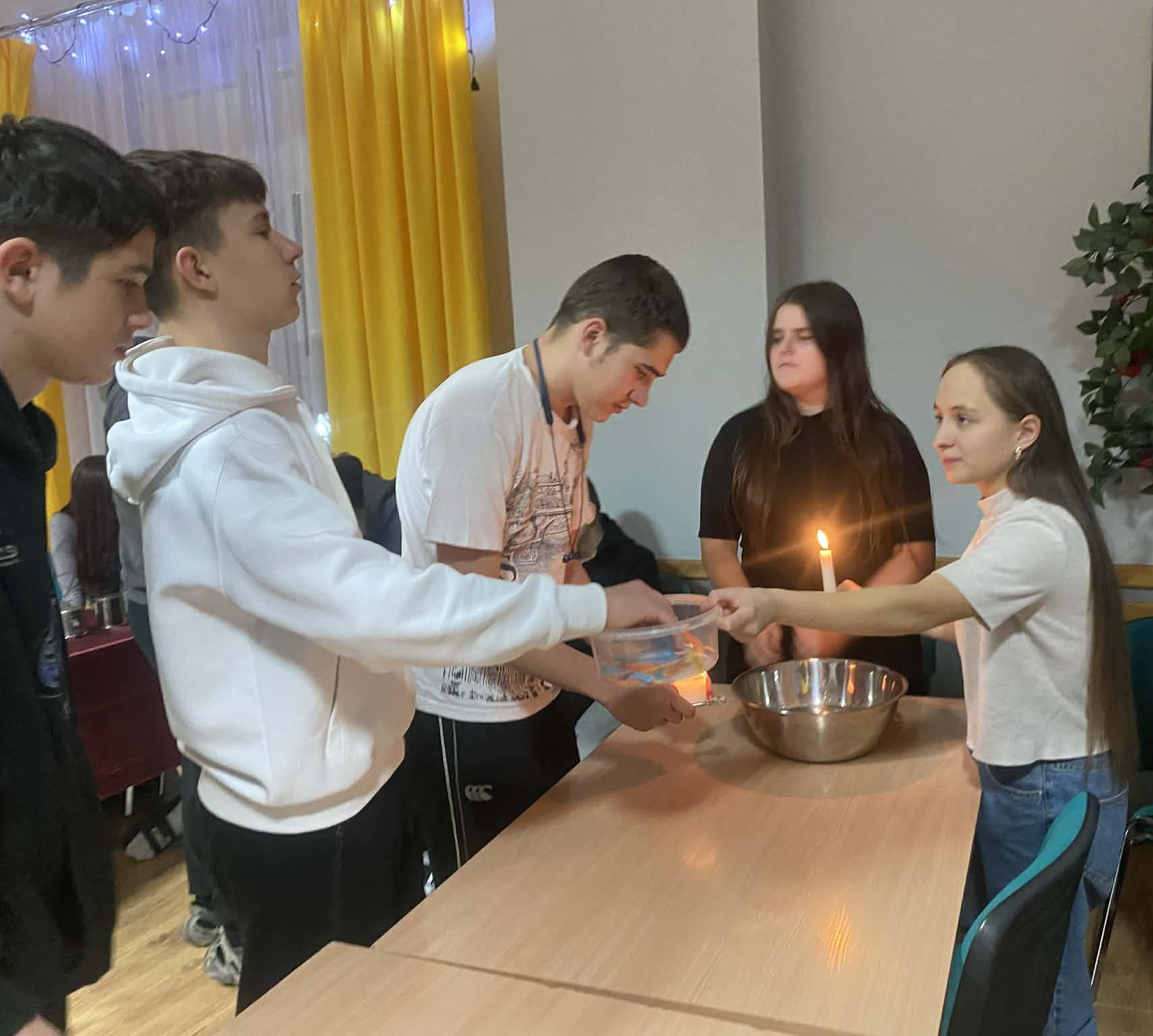 Młodzież podczas wróżenia- przyszłość zapowiada się świetnie.