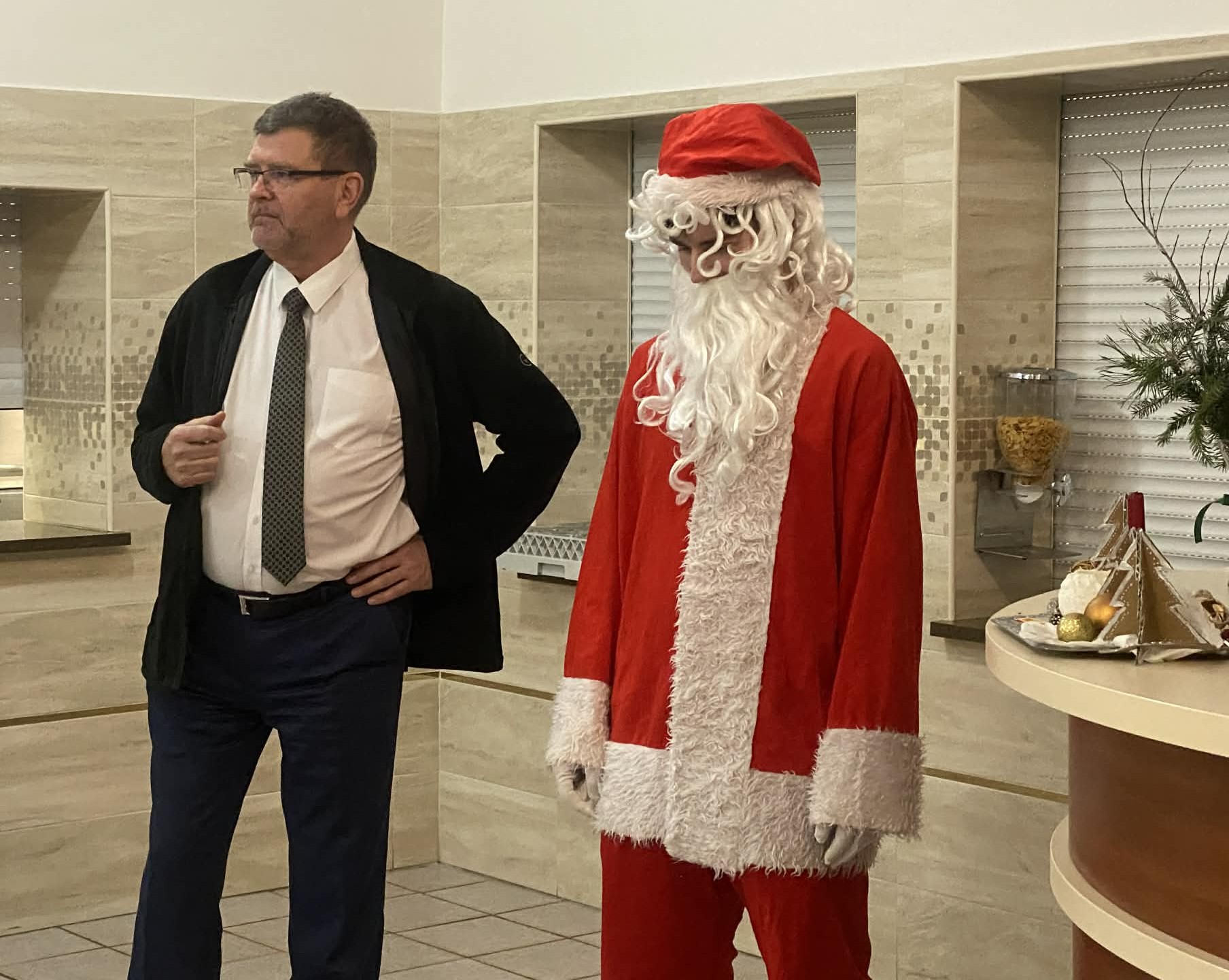 Pamiątkowe zdjęcie z Mikołajem p. dyr. J.Jabczugi.