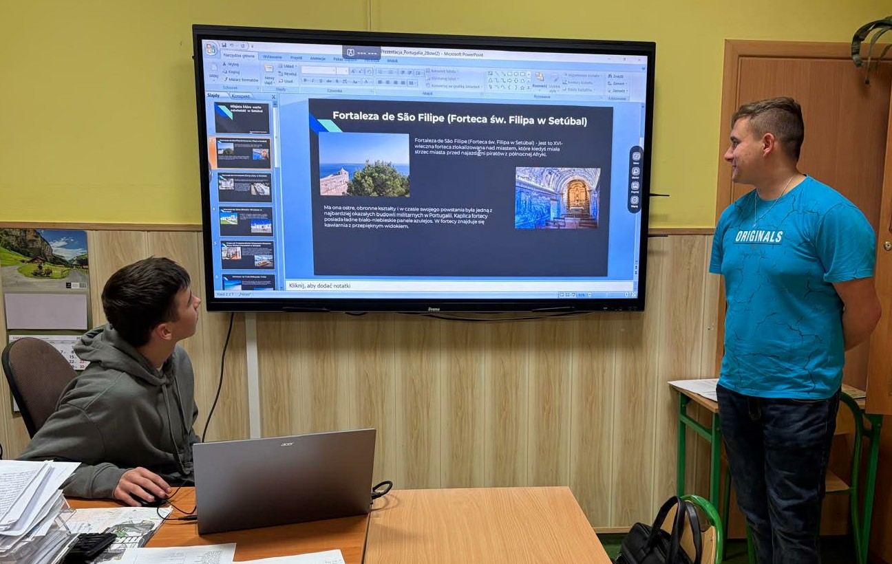Uczniowie technikum i Branżowej Szkoły I stopnia na zajęciach przygotowawczych z języka angielskiego oraz zajęć o kulturze Portugalii.