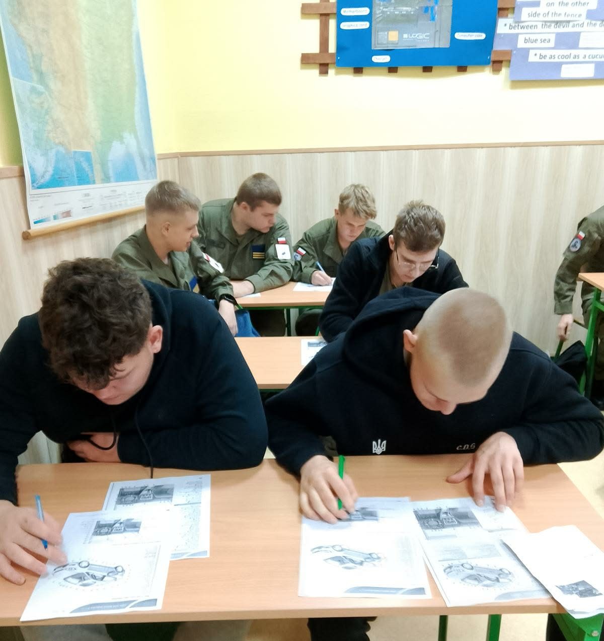 Uczniowie technikum i Branżowej Szkoły I stopnia na zajęciach przygotowawczych z języka angielskiego oraz zajęć o kulturze Portugalii.